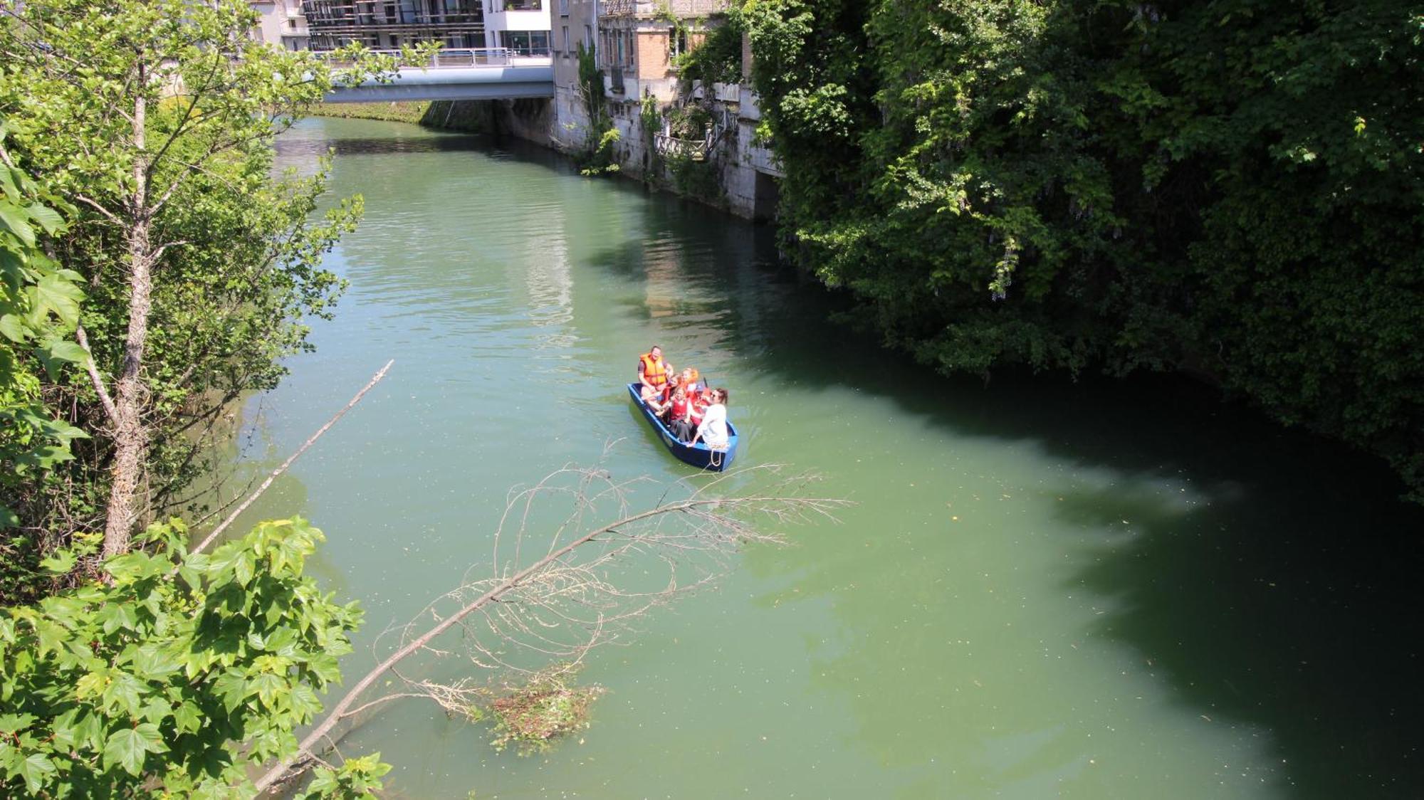 Le Gite Embarque - Gere Par Presta-Zen'Services - Barque Electrique En Supplement Verdun-sur-Meuse Bagian luar foto