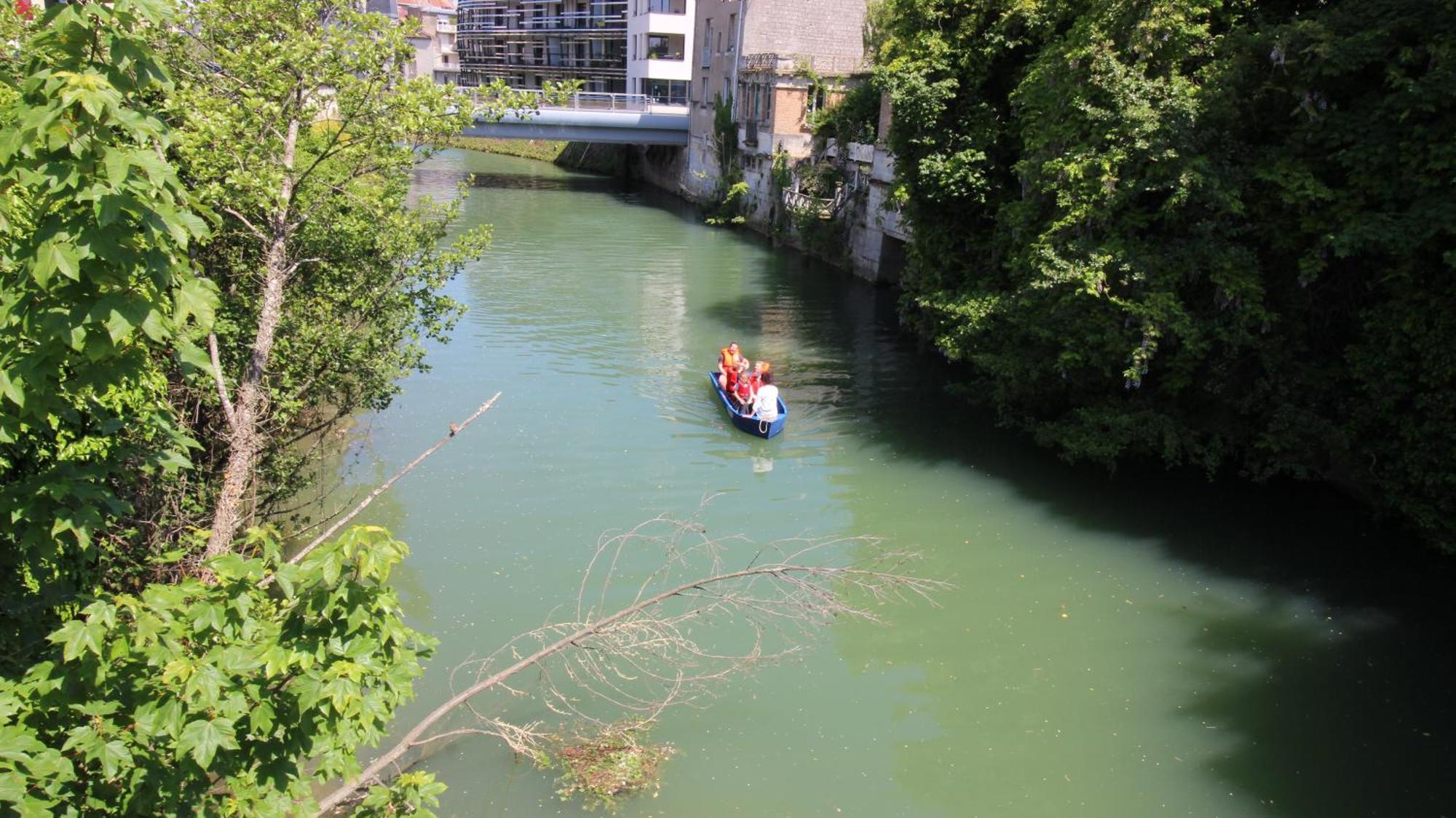 Le Gite Embarque - Gere Par Presta-Zen'Services - Barque Electrique En Supplement Verdun-sur-Meuse Bagian luar foto